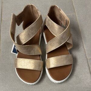 MIA Gold Sandals with Strappy Design and Flat Sole (little girl)